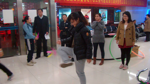 踢毽子